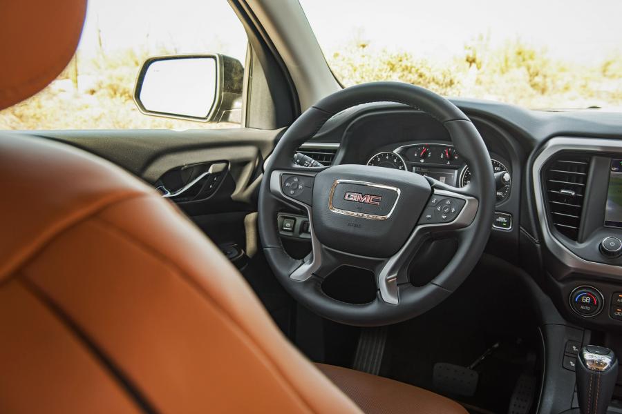 Детали интерьера GMC Acadia All Terrain 2016 года  (фото 15 из 29)